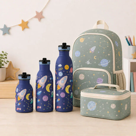 3 drikkeflasker i lilla med Space-motiv i ulike størrelser ved siden av matboks og skolesekk