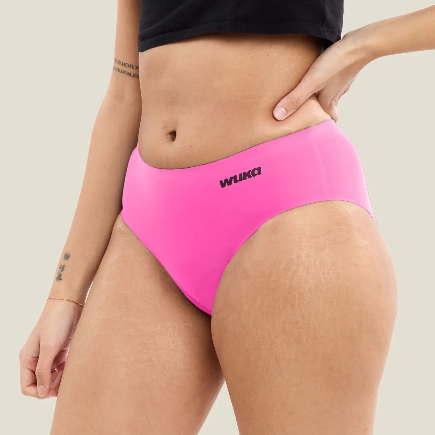 Tenåring med rosa mensentruse fra WUKA som viser hvordan en lekkasjesikker mensentruse ser ut og sitter på kroppen