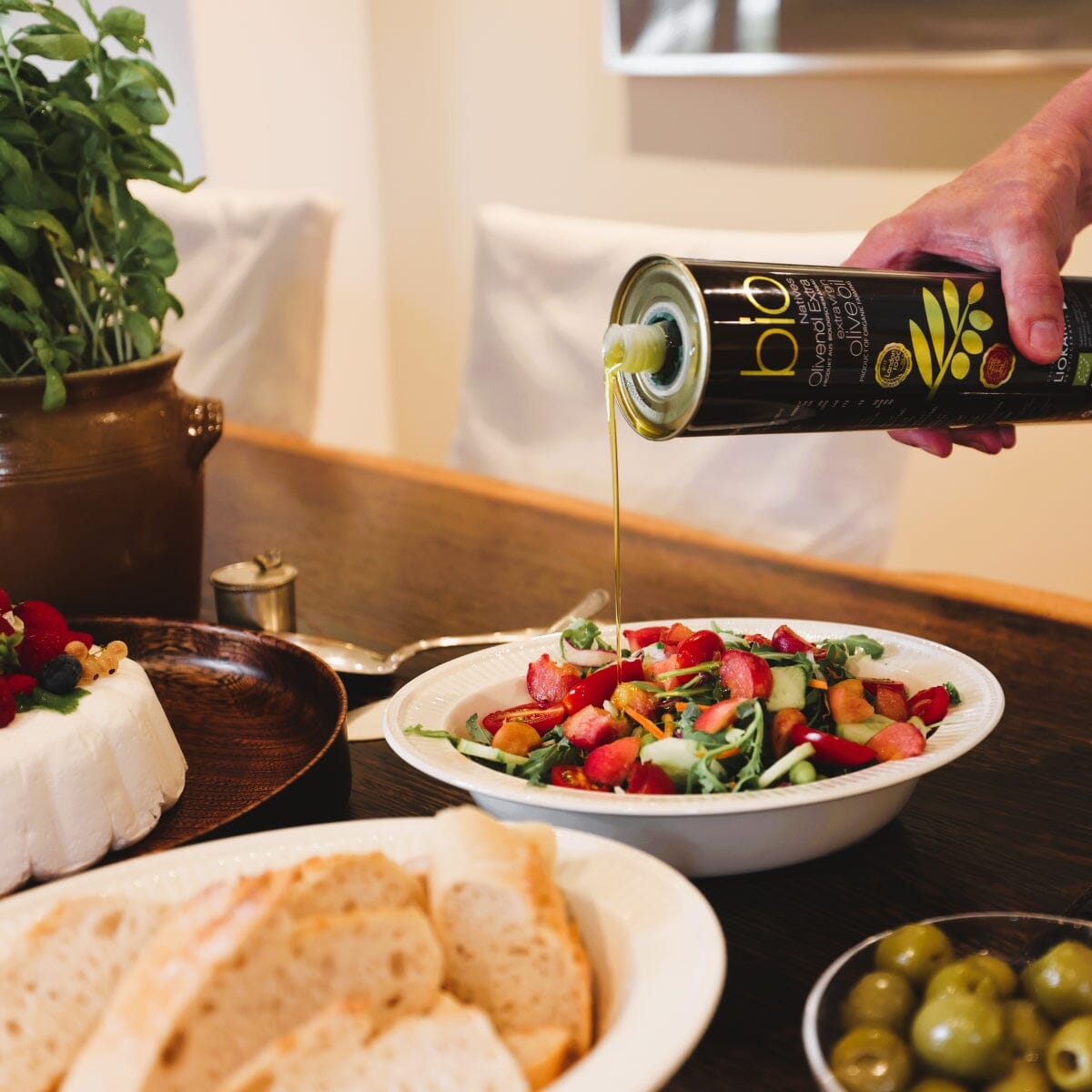 Økologisk extra virgin olivenolje fra Kreta helles over frisk sommersalat. Kaldpresset, sertifisert og bærekraftig produsert – perfekt til salater, baking, marinader og steking for deg som ønsker premium kvalitet til fornuftig pris