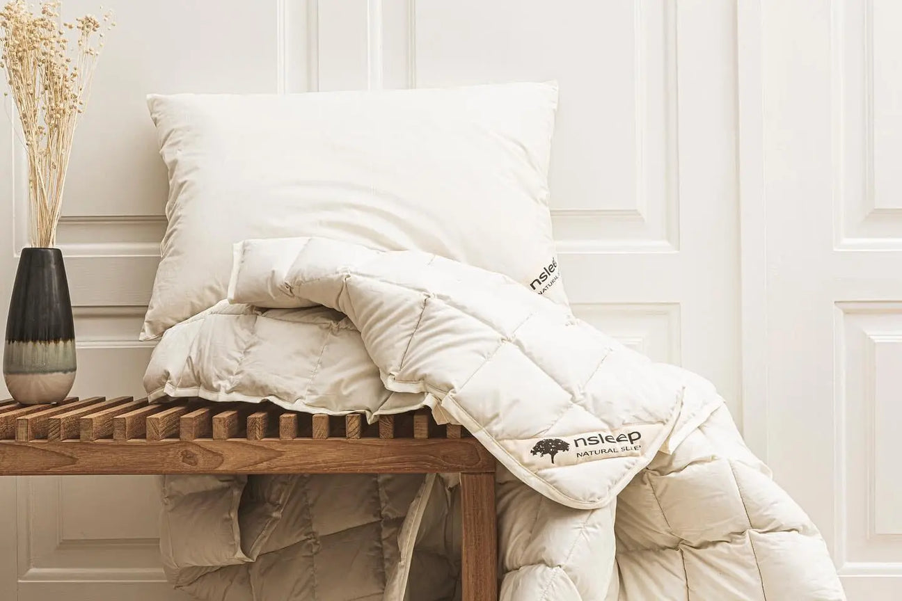 Økologisk kapokdyne og pute fra Nsleep, vist i lyst og nordisk soveromsmiljø. Bærekraftig og allergivennlig sengetøy laget av 100 % naturfiber – for ren, tørr og sunn søvn