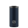 Blå tumbler termokopp i rustfritt stål med svart lokk og teksten '24Bottles TRAVEL' på forsiden. Koppens er sylinderformet og minimalistisk. Passer til hverdags og tur.