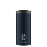 Blå tumbler termokopp i rustfritt stål med svart lokk og teksten '24Bottles TRAVEL' på forsiden. Koppens er sylinderformet og minimalistisk. Passer til hverdags og tur.