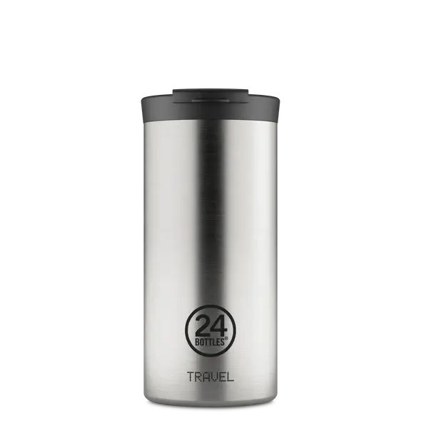 Sølvfarget termokopp i rustfritt stål med svart lokk og teksten '24Bottles TRAVEL' på forsiden. Koppens overflate er børstet, og designet er sylinderformet og minimalistisk.