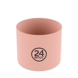 24Bottles bunnbeskyttelse, small, lyserosa i silikon, sett forfra med 24Bottles-logoen sentrert