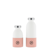24Bottles bunnbeskyttelse, lyserosa i silikon, to varianter side ved side med flasker