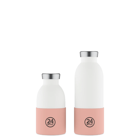24Bottles bunnbeskyttelse, lyserosa i silikon, to varianter side ved side med flasker