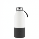 24Bottles bunnbeskyttelse Small i sort silikon, montert på en hvit Urban Bottle med bærehank