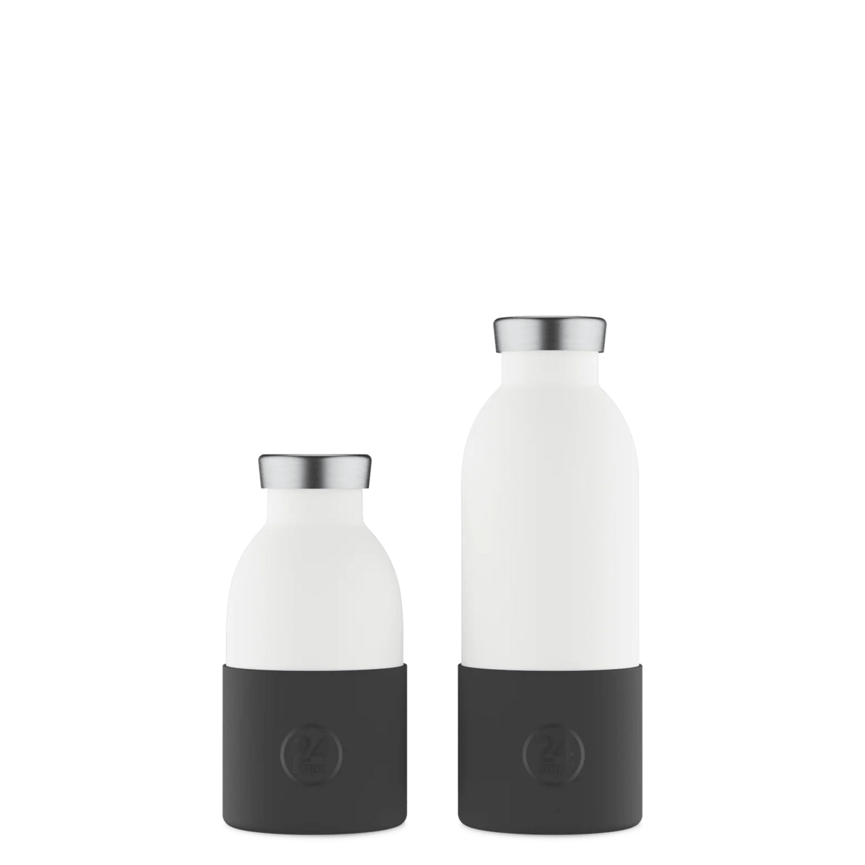 24Bottles bunnbeskyttelse i sort silikon, vist i to størrelser på hvite flasker mot svart bakgrunn