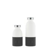24Bottles bunnbeskyttelse i sort silikon, vist i to størrelser på hvite flasker mot svart bakgrunn