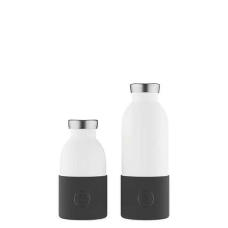24Bottles bunnbeskyttelse i sort silikon, vist i to størrelser på hvite flasker mot svart bakgrunn