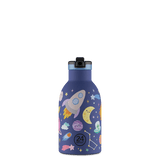24Bottles Clima Drikkeflaske Barn 330 ml Space Friends i rustfritt stål, sett fra siden med sugerørslokk