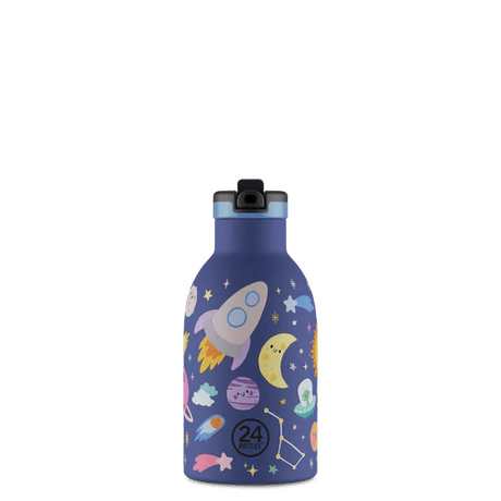 24Bottles Clima Drikkeflaske Barn 330 ml Space Friends i rustfritt stål, sett fra siden med sugerørslokk