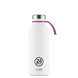 24Bottles Flaske Hank, lilla i silikon, med en hvit flaske og sølvfarget lokk i bakgrunnen