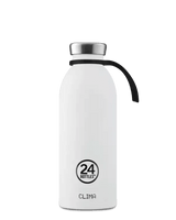 24Bottles flaskehank, sort i silikon, festet rundt halsen på en hvit Clima Bottle