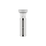 24Bottles Infuser lokk i grå og hvit plast og rustfritt stål, sett fra siden på svart bakgrunn