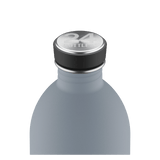 24Bottles Urban Drikkeflaske 1000 ml Formal Grey i rustfritt stål, nærbilde av flaskens topp med logo