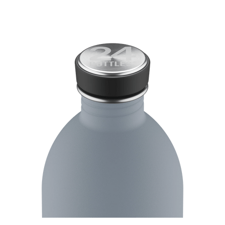 24Bottles Urban Drikkeflaske 1000 ml Formal Grey i rustfritt stål, nærbilde av flaskens topp med logo