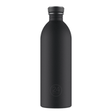 24Bottles Urban Drikkeflaske 1000 ml Tuxedo Black i rustfritt stål, sett forfra med logo nederst på flasken
