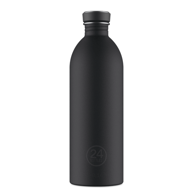 24Bottles Urban Drikkeflaske 1000 ml Tuxedo Black i rustfritt stål, sett forfra med logo nederst på flasken Suztain.no