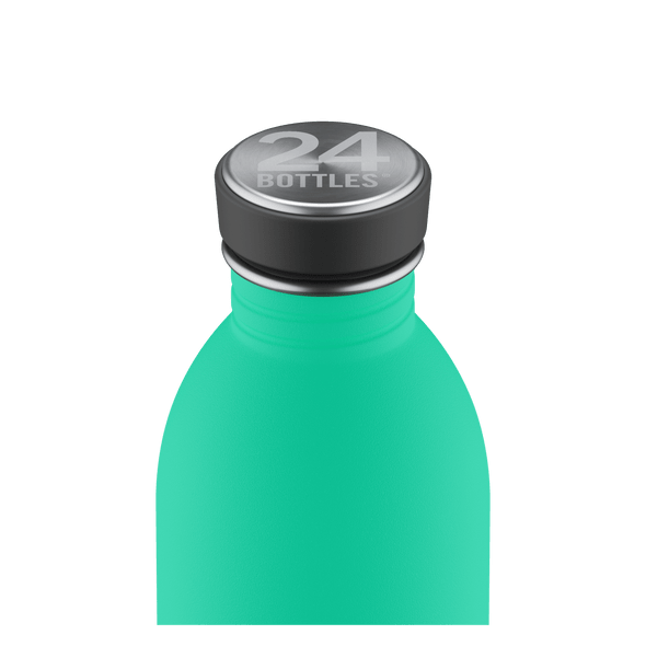 24Bottles Urban drikkeflaske 500 ml i Mint rustfritt stål, nærbilde av flasketoppen med logo