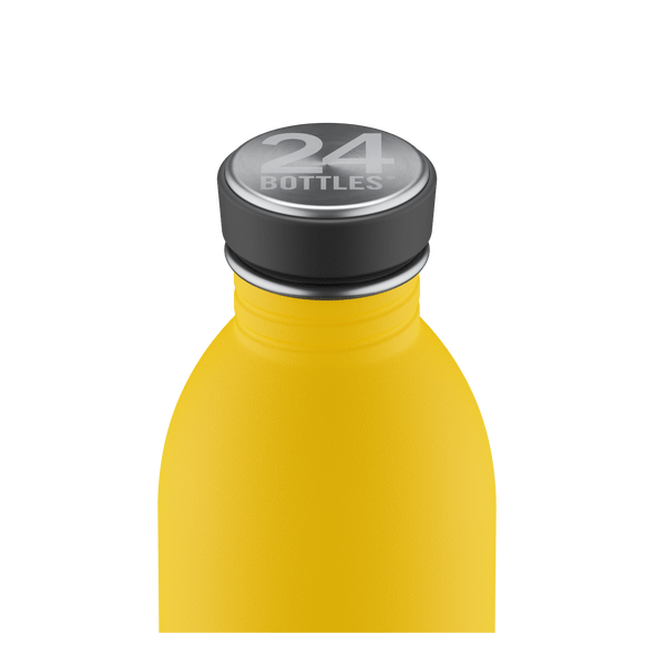24Bottles Urban drikkeflaske 500 ml i Taxi Yellow med metallkork, nærbilde av flaskens topp