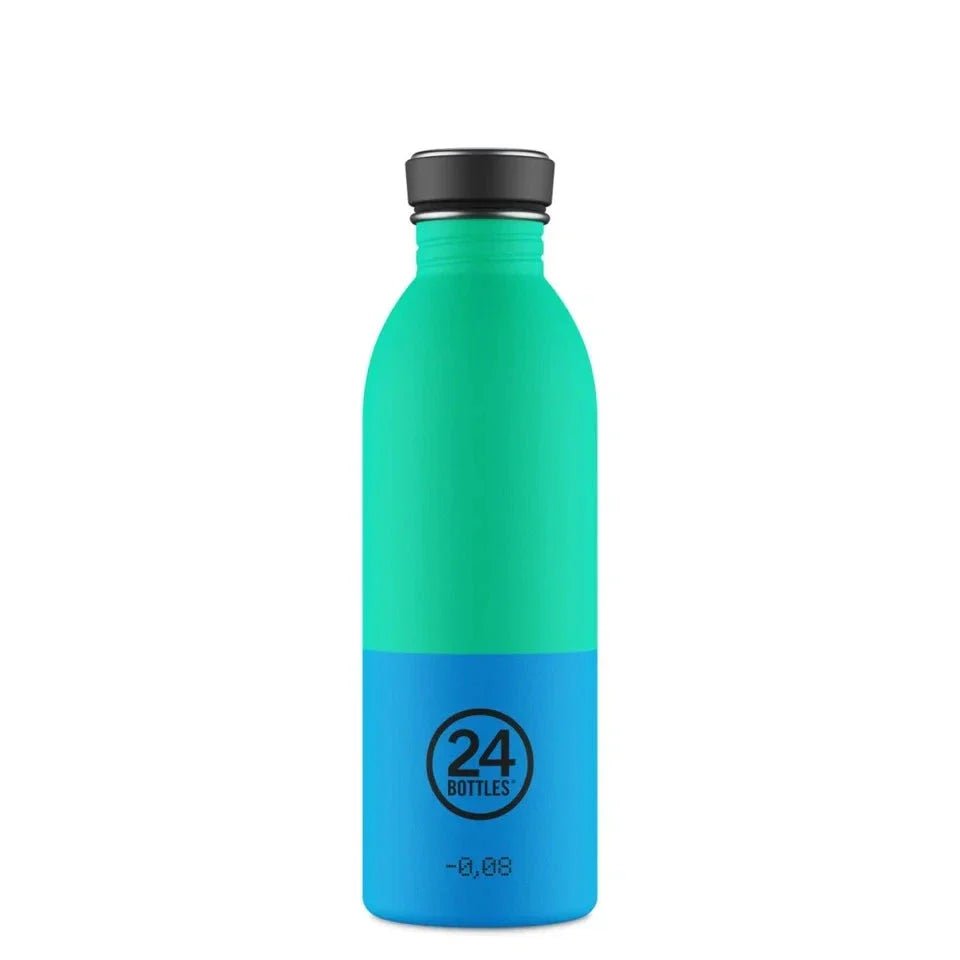 24Bottles Urban drikkeflaske 500 ml Wave i rustfritt stål, sett fra siden med logo på nedre del