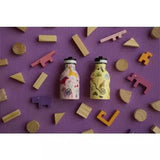 24Bottles Urban Drikkeflaske Barn 250 ml Jungle Friends i fargerik design blant treleker på lilla underlag