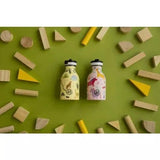 24Bottles Urban Drikkeflaske Barn 250 ml Jungle Friends i to varianter side ved side på grønt underlag