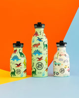 24Bottles Urban drikkeflaske barn 250 ml Jurassic Friends i rustfritt stål med tre flasker på farget bakgrunn