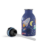24Bottles Urban Drikkeflaske Barn 250 ml Space Friends i rustfritt stål, med lokk og sugerør ved siden av