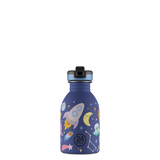 24Bottles Urban Drikkeflaske Barn 250 ml Space Friends i rustfritt stål, sett fra siden med lokket lukket