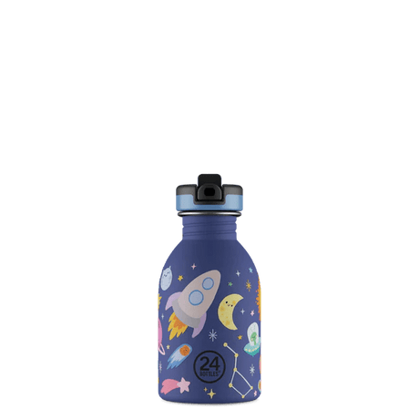 24Bottles Urban Drikkeflaske Barn 250 ml Space Friends i rustfritt stål, sett fra siden med lokket lukket