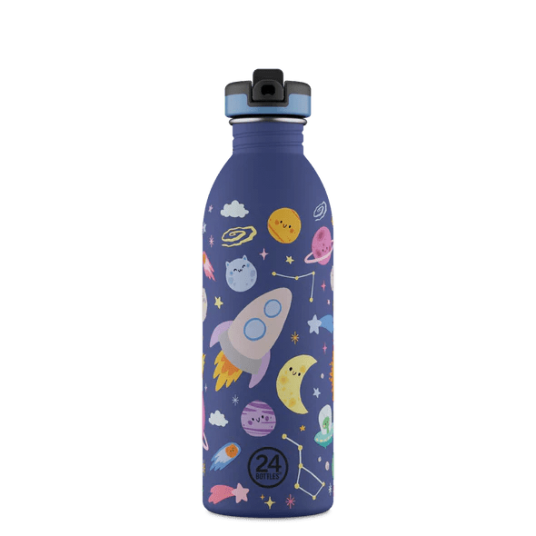 24Bottles Urban Drikkeflaske Barn 500 ml Space Friends i rustfritt stål, sett fra siden med motiv av raketter og planeter