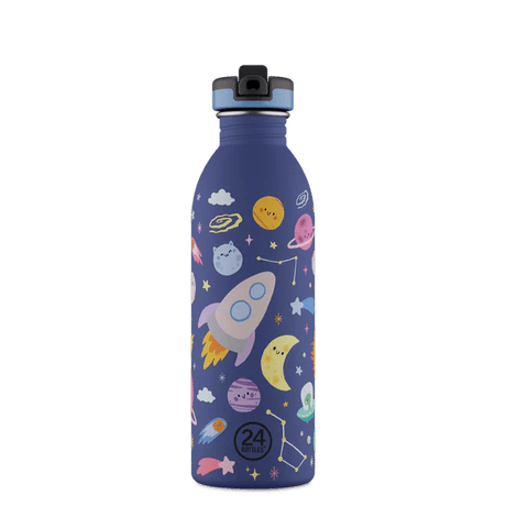 24Bottles Urban Drikkeflaske Barn 500 ml Space Friends i rustfritt stål, sett fra siden med motiv av raketter og planeter