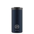 Blå tumbler termokopp i rustfritt stål med svart lokk og teksten '24Bottles TRAVEL' på forsiden. Koppens er sylinderformet og minimalistisk. Passer til hverdags og tur.
