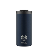 Blå tumbler termokopp i rustfritt stål med svart lokk og teksten '24Bottles TRAVEL' på forsiden. Koppens er sylinderformet og minimalistisk. Passer til hverdags og tur.