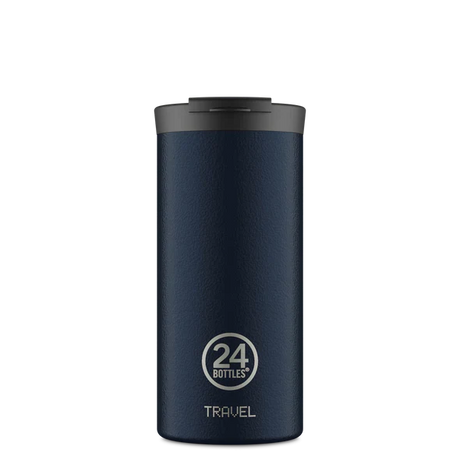 Blå tumbler termokopp i rustfritt stål med svart lokk og teksten '24Bottles TRAVEL' på forsiden. Koppens er sylinderformet og minimalistisk. Passer til hverdags og tur.