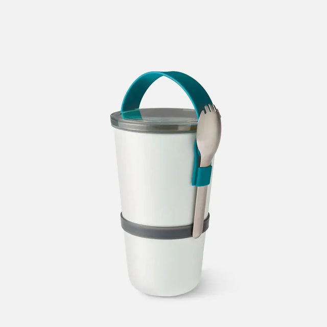 Black+Blum Matboks Original Rund (900 ml) i fargen “Ocean”, med lekkasjesikkert lokk og integrert spork i rustfritt stål, plast og silikon (BPA-fri). Suztain.no