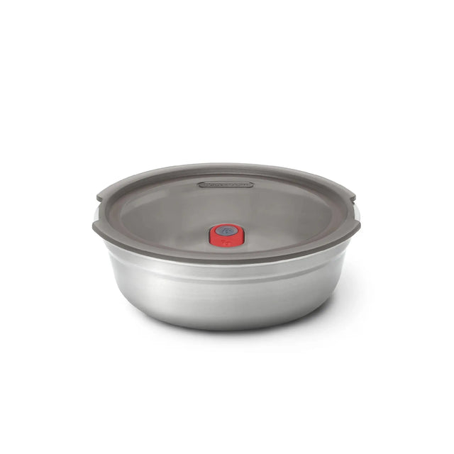 Rund medium matboks Black+Blum(650 ml) i rustfritt stål, med lekkasjesikkert lokk og rød ventil for damp. Tåler mikrobølgeovn og passer godt til måltidspreparering, matoppbevaring og enkel transport. Suztain.no
