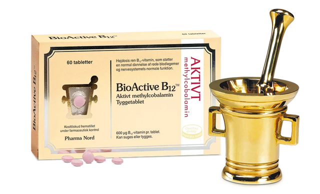 Pharma Nord BioActive B12 methylcobalamin, eske med 60 tyggetabletter og rosa tabletter foran Suztain.no