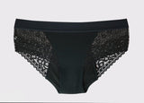 WUKA Ultimate™ Lace Hipster Brief i svart, med dekorative blonder for medium menstruasjonsflyt. En feminin, gjenbrukbar menstruse som gir komfortabel og trygg beskyttelse i hverdagen