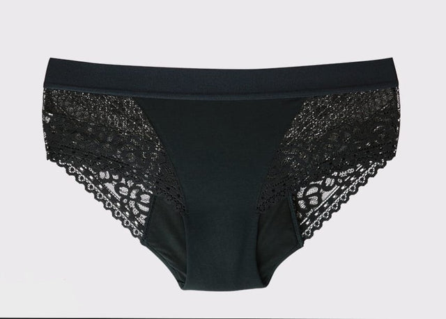 WUKA Ultimate™ Lace Hipster Brief i svart, med dekorative blonder for medium menstruasjonsflyt. En feminin, gjenbrukbar menstruse som gir komfortabel og trygg beskyttelse i hverdagen Suztain.no