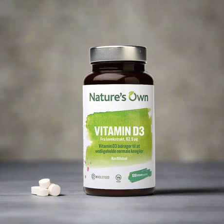 Nature’s Own Vitamin D3 (120 tabletter) i brunt glass med fire løse kapsler ved siden. Vegansk D-vitamin utvunnet fra lav, høydose.