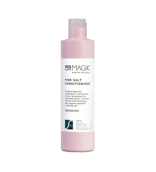 Flaske med Sea Magik Pink Salt Conditioner, 300 ml. Rosa og hvit emballasje med tekst som fremhever at balsamen er silikonfri, vegansk og naturlig. Flasken har en rund form og gjennomsiktig kork. Suztain.no