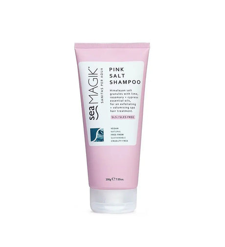 Rosa tube med Sea Magik Pink Salt Shampoo, 200 g. Teksten på forsiden fremhever at produktet er vegansk, naturlig, eksfolierende og volumgivende, uten SLS/SLES. Tuben har hvit kork og minimalistisk design.
