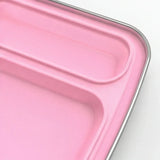 Nærbilde av Suztain matboks i stål med fire rom i rosa farge, viser detaljer i lokkets design.