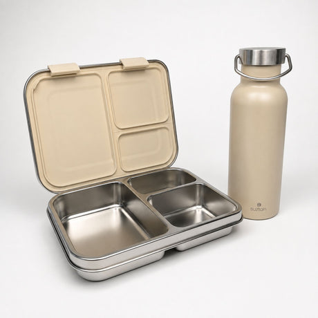 Suztain matboks med 3 rom i creme beige, åpen med matpakke, ved siden av Suztain termoflaske 500 ml i beige