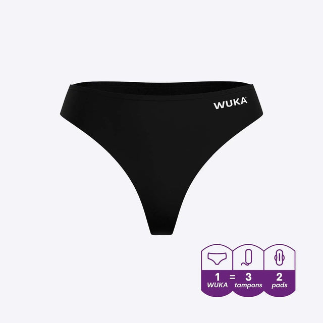 WUKA Stretch Thong – Light/Medium Flow: svart med hvit Wuka skrift på venstre side, menstruse for lette dager og spotting, med multi-size passform og absorberende teknologi. Vegansk, karbonnøytral og behagelig. Suztain.no