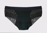 WUKA Ultimate™ Lace Hipster Brief i svart, med dekorative blonder for medium menstruasjonsflyt. En feminin, gjenbrukbar menstruse som gir komfortabel og trygg beskyttelse i hverdagen