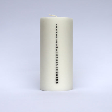 Åbenlys Kalenderlys Kubbelys 15 cm Hvit i Stearin og Soyavoks, med tallene 1-24 vertikalt på siden